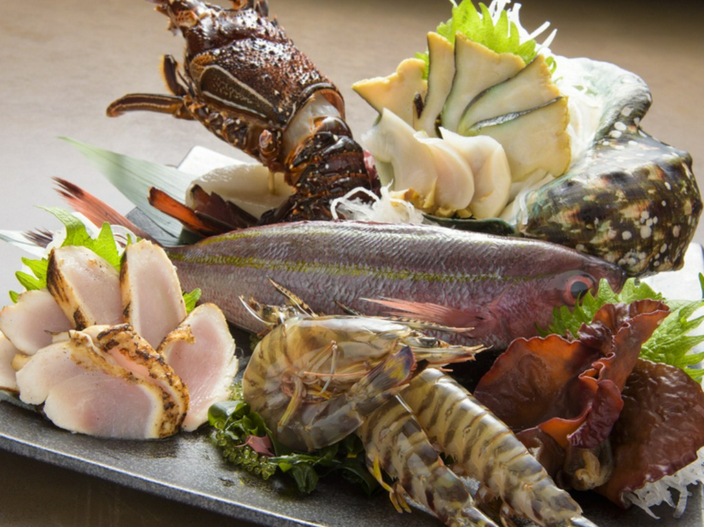 地元の人から観光客まで、奄美の味わいを存分に