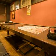 木の温もり溢れる店内は、アットホームでとても寛げる雰囲気。“ここにくると心がリフレッシュできる”と 年齢問わず毎日通う人がいるほど。その日の疲れは【むちゃかな】で癒して、明日へのエネルギー充電です！