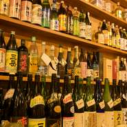 ビール、日本酒、カクテルなど、豊富に取り揃えられたお酒。中でも目を引くのが60種以上の黒糖焼酎の品揃えです。ずらりと並べられた焼酎のボトルは圧巻の眺め。自分好みの味を探してみませんか。

