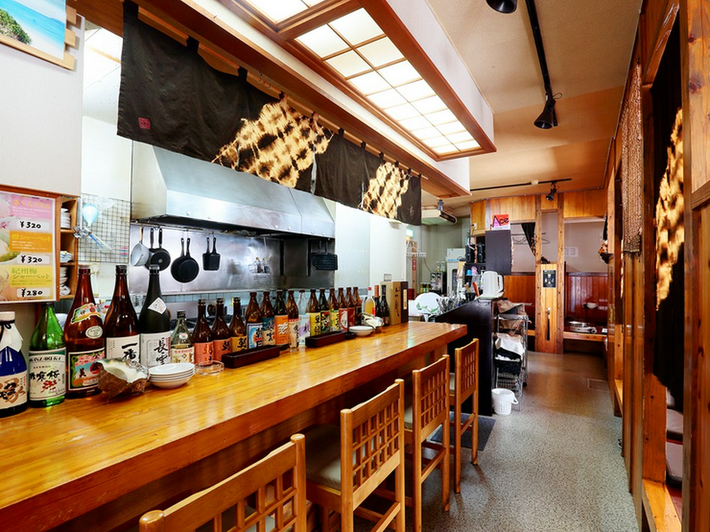 奄美の郷土料理を肴に奄美の黒糖焼酎を味わう、至福の時間