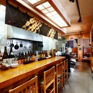 アットホームな雰囲気の店内にはカウンター席があり、1人でもふらりと気が向いた時に立ち寄れます。奄美の郷土料理など一品料理も豊富。お供には、奄美の黒糖焼酎はいかがでしょうか。