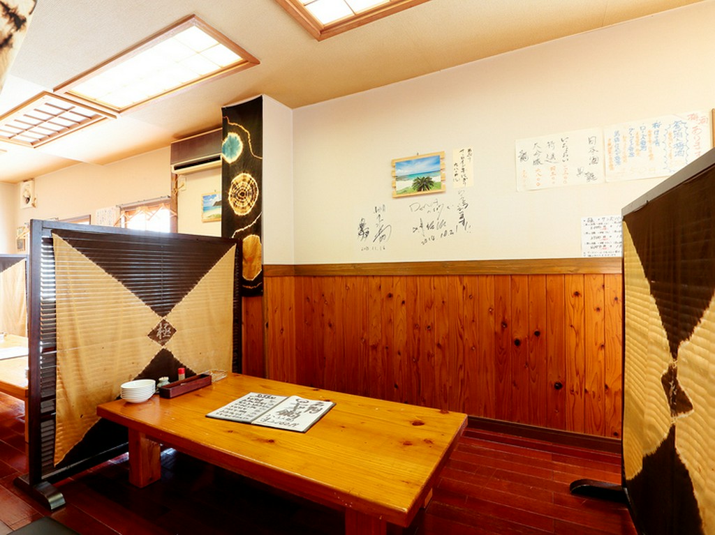 隣りの席とは仕切りがあり、気兼ねなく過ごせる座敷席