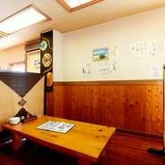 ついたてで仕切られた座敷席は、靴を脱いで過ごせるので子ども連れにぴったりです。周りに迷惑をかける心配をせず、木の温もりを感じながらゆったりとリラックスできます。