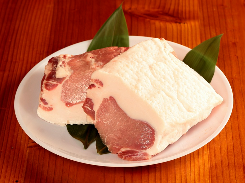 口の中に肉の旨みがジュワッと広がる『島豚肩ロースステーキ』