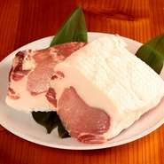 奄美在来の全身真っ黒な豚「島豚」は、肉が柔らかく、脂に甘みがあってしつこくないのが特徴。ガーリックのきいた醤油ベースのソースでいただきます。脂肪の融点が低く、口どけ抜群。