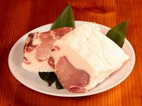 口の中に肉の旨みがジュワッと広がる『島豚肩ロースステーキ』