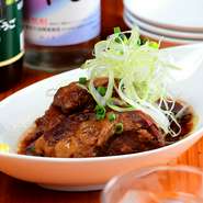 醤油と砂糖で味付けしたあばら肉を3時間くらいじっくりと炊いた奄美の郷土料理。とても柔らかく、ほろほろで、骨からすぐにはがれます。軟骨の部分もあり、とろとろに。塩味の『塩豚』もあります。