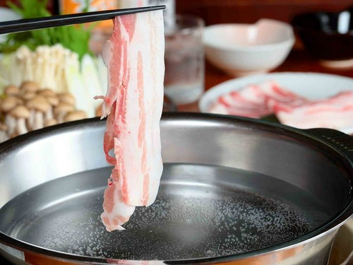 きめ細かく、とろけるような島豚をしゃぶしゃぶで