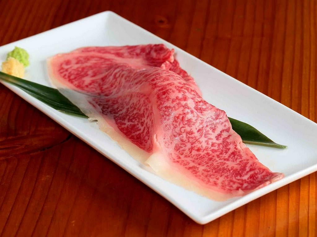 脂が甘く、とろけるような『“極”炙りサーロイン牛にぎり』