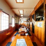 美味しい料理や飲み物をたくさん用意しております。コースはすべて2時間の飲み放題付き。少人数のグループでも、大人数の宴会でも、にぎやかに盛り上がってお過ごしください。