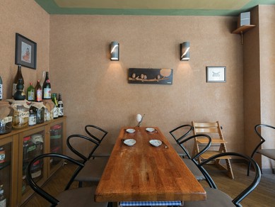 最大12人まで一度に着席できるテーブル席