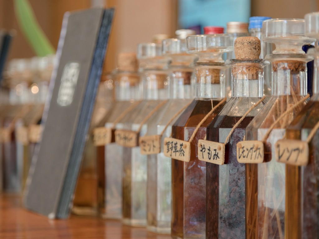 泡盛で漬け込んだ『薬草酒』はお好みの味わいで
