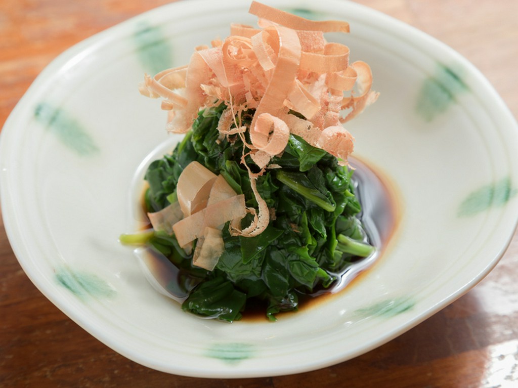 削りたてのカツオ節が風味豊かな『島産葉物でおひたし』