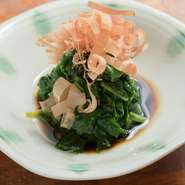 削りたてのカツオ節が風味豊かな『島産葉物でおひたし』