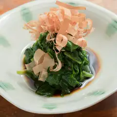 削りたてのカツオ節が風味豊かな『島産葉物でおひたし』