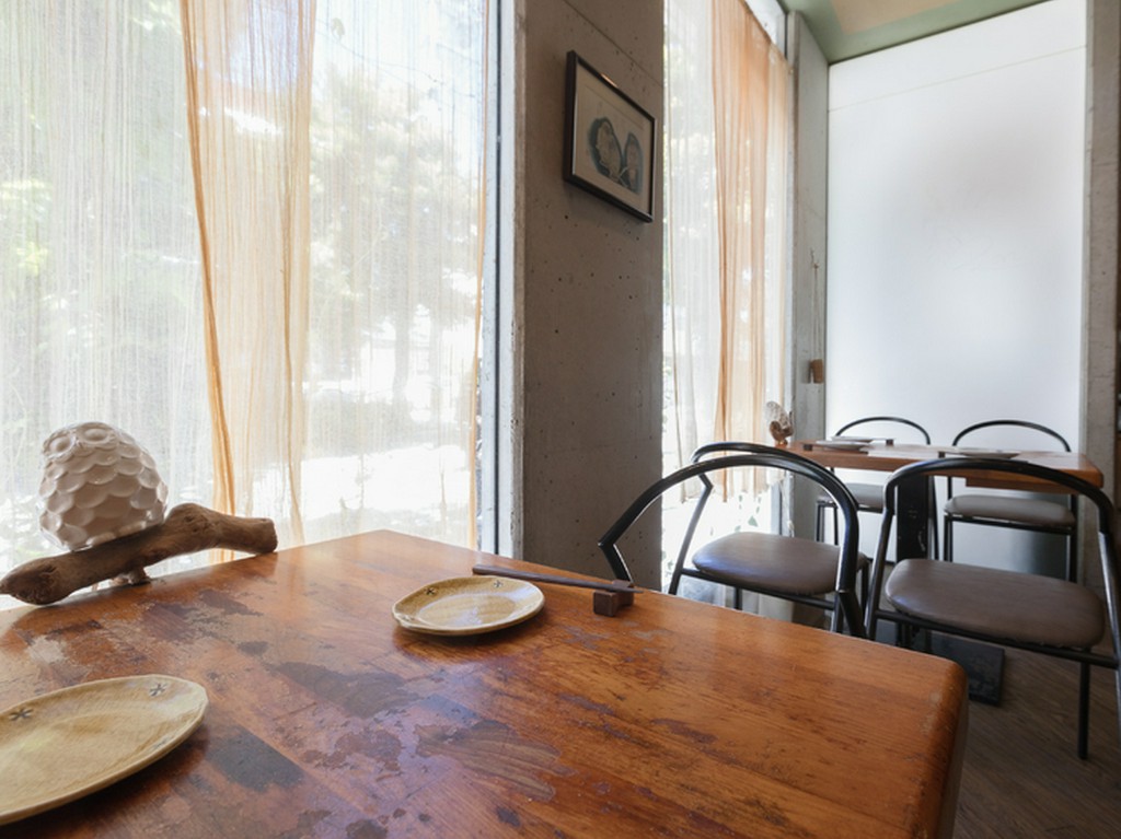 大きな窓が明るく開放感のある店内