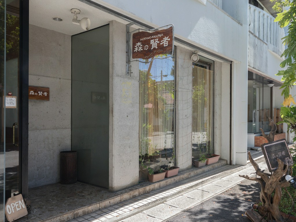 コンクリート打ちっぱなしのモダンな外観の店舗