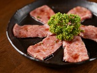 さっぱりきれいな甘みのある脂×肉の旨みの両方を楽しめるのが、上カルビ（写真）と上ロース。最初の皿に注文される方が多い、二大肉です。低価格の並カルビ・並ロースは赤身肉の旨みを堪能でき、こちらもおすすめ。