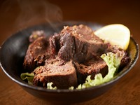 お酒のつまみにも！　店名物の特製牛タン煮込み『ニコタン』