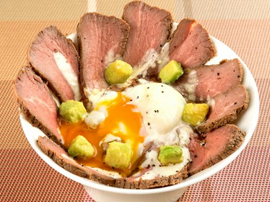 厚切りにカットされ食べ応えも抜群『ローストビーフ丼』