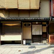 風情ある町家を改築した店内は、木の温かみにあふれる落ち着いた雰囲気。料理人の手仕事ともてなしを間近にできるカウンター席、ゆったり配されたテーブル席があり、利用シーンに応じて心地いい空間で和めます。