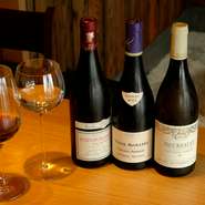 イノベーティブな料理に合うワインを、フランス産から季節に応じてチョイス。セルヴァンの超希少銘柄など、ワイン通がうなる白・赤・シャンパーニュが揃います。京都の地酒、各地のレア酒など、日本酒も充実。