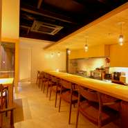 大人のお一人様が旬の美味に和むのにぴったりな料理と空間。コースの各皿に合うワインや日本酒を楽しみながら、ゆったりと贅沢な時間を過ごせます。地元の方に加え、京都旅行でのグルメスポットにもオススメ。