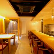 店主は製菓ジャンルでも腕を磨いたキャリアの持ち主。お誕生日や結婚記念日のお食事には、季節のフルーツなどを使った特注ホールケーキ製作も承ります。1200円～、2日前までに要予約。詳細はお問い合わせを。