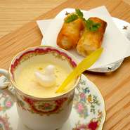 夏コースの最初の皿の一例。『トウモロコシのスープとバニラアイス添え、トウモロコシとモッツレラチーズのパートフィロー包み』。旬のトウモロコシの風味と食感を趣の異なる二皿で表現。バニラアイスも自家製。