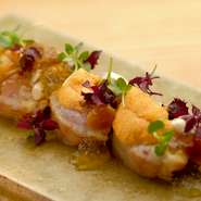 新鮮なイサキを冷製燻製にして皮目を炙り、自然な甘さが絶品の天草産ウニ、きのこ×和出汁のジュレを添え、盛りと走りの食材で季節の味わいを表現。幾重にも広がる食感の楽しさも印象的。夏～秋口の一例。