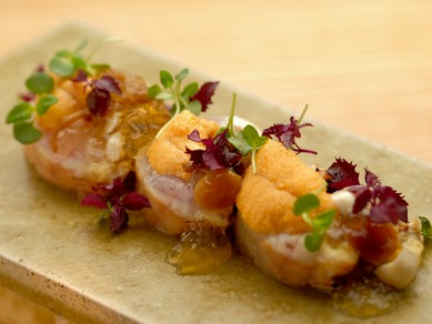 味良し、彩り良し『イサキの軽いスモークと天草ウニ　きのこのジュレ』