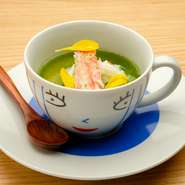 ご来店いただいたお客様一人一人に、できる限り楽しんでもらえるよう、料理・接客の両方に日々精進を続けています。月に2回完全に内容が替わる献立もこだわり。飽きることなく、二十四節気ごとの味覚に憩えます。