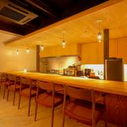 祗園の町家を利用したお店。しっとりした風情の中、季節食材で彩るイノベーティブなコースを楽しめます。一品ごとに心躍る趣向が登場するので、満足感もひとしお。大人世代の方々がくつろぐのに格好の一軒です。