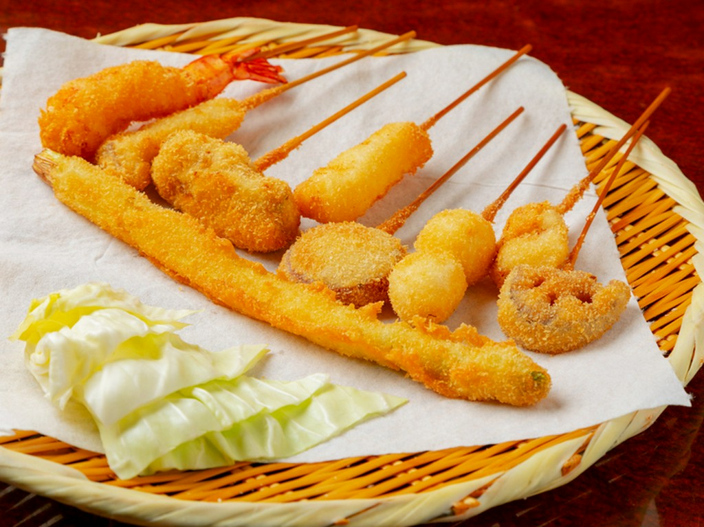 旬の厳選素材の旨味をそのままに。『串カツ盛合わせ』