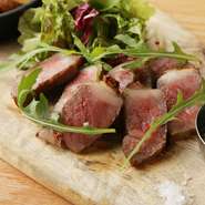 国産A4ランクの牛肉の旨味を最大限に引き出したお料理は、当店で大変人気メニューでございます。