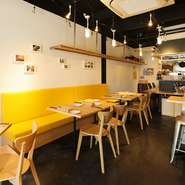 お洒落なトラットリアの気軽さと、カジュアルな大人の雰囲気を併せ持つ店内。白を基調とした明るい雰囲気のインテリアは、大切な人とゆったりとした時間を過ごすのに最適です。