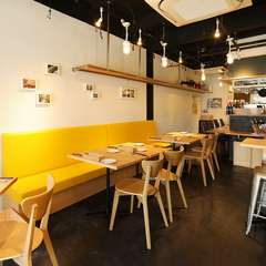 お洒落で明るい店内で愉しむ、カジュアルな大人のデート