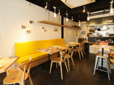 お洒落で明るい店内で愉しむ、カジュアルな大人のデート