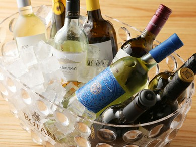 厳選されたイタリア産ワイン。料理に合わせて飲み比べ