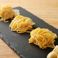 パスタはイタリア産の小麦粉を使用し、すべて店で手づくりしています。モチモチの食感でソースとの絡み具合も絶妙。多くのお客さまから親しまれる人気のメニューです。