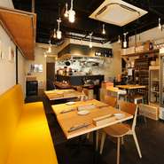 カジュアルで大人な空間で、肩ひじ張らずにくつろげる場所となっております。大切な人とのお時間も、是非当店でゆっくりお過ごしください。