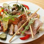 料理に使う野菜は旬のものを使用。今、中心に使っているのは「京都大原の野菜」。低農薬や、有機無農薬で作られた野菜を仕入れているので安心です。しかも味の濃い旨みの感じられる野菜です。