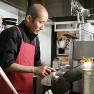 トラットリアとは気軽に入れる、比較的小さくて大衆的なイタリア料理店のことです。言葉の意味通り、誰でも気軽に訪れていただき、美味しい料理を召し上がっていただき、楽しんで帰っていただけるようにしています。