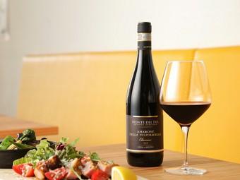 ワインの飲み放題あり。時間いっぱいまでご賞味あれ