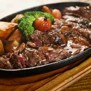 黒胡椒とガーリックが効いたサーロインのステーキです。あらかじめ焼かれカットされた肉を、鉄板で自分好みの焼き加減に。お肉をがっつり食べたい時に、またはお酒のアテとしてもおすすめの一皿です。
