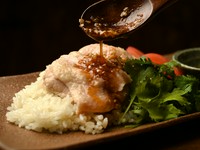 肉の旨みをたっぷり吸ったご飯と、柔らかく煮込んだ鶏もも肉を混ぜて食べるタイ料理『カオマンガイ』