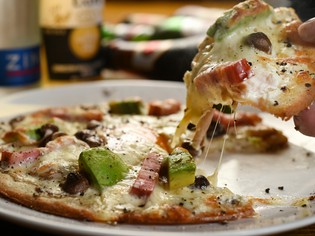 カルボナーラのようなピザ『ベーコンとアボカドのラピュタピザ』