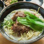 店で人気の『ソーキそば』は、じっくりと煮込んで程良い柔らかさで肉離れの良い本ソーキを使っています。鰹と豚の旨味が溶け混んだスープが太めの麺に絡み、ボリューム満点の1杯です。