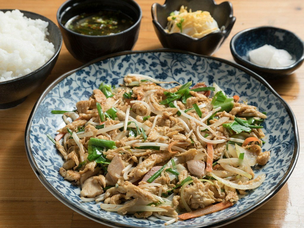 高級食材オオタニワタリがたっぷり！コリコリとした食感が楽しめる沖縄の定番料理『フーちゃんぷる定食』