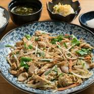 フーちゃんぷるは醤油に胡椒、胡麻油でサッパリとした味。しっかりと卵の旨味を吸った柔らかな車麩と、コリコリとしたオオタニワタリの異なる食感が楽しめます。